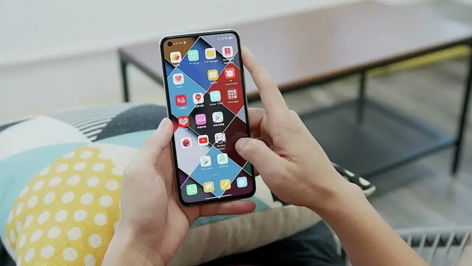 Cмартфон в руках - Як розблокувати телефон Xiaomi, якщо забув ключ