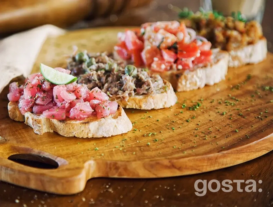 Брускети рецепти – як приготувати брускети з тунцем, оливками та каперсами