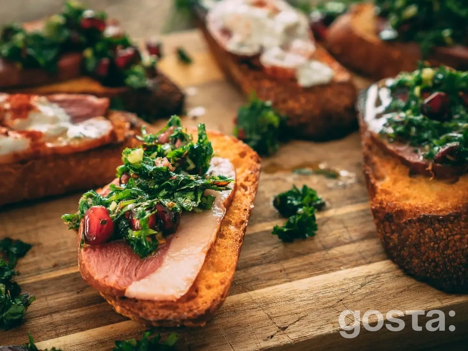 Брускети рецепти – як приготувати брускети зі смаженою грудкою качки та грушею