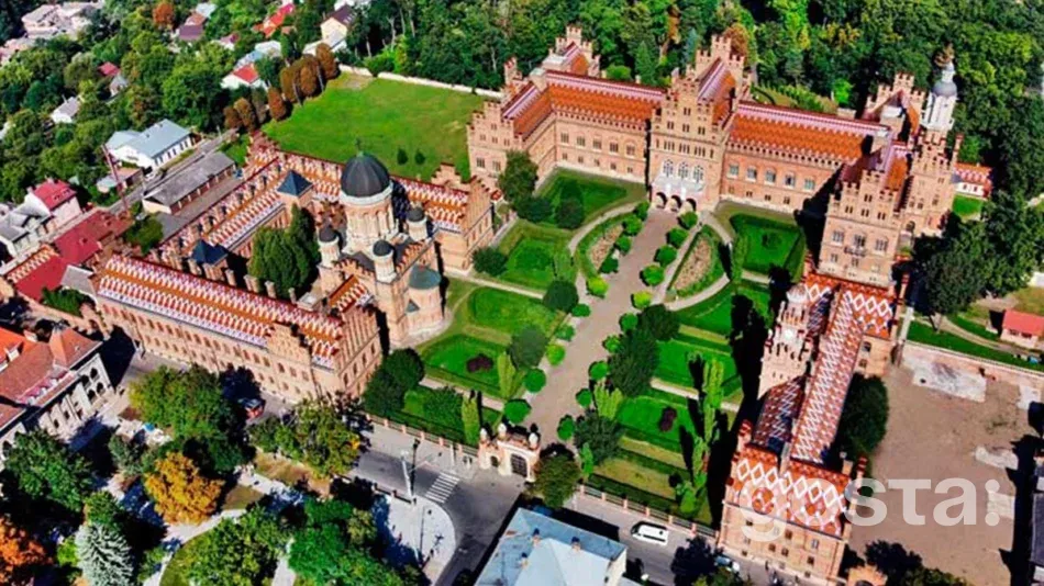 Чернівці восени – ідеальне місце для прогулянок історичними вулицями. Відвідайте резиденцію митрополитів Буковини, Театральну площу та Костел Пресвятої Діви Марії.