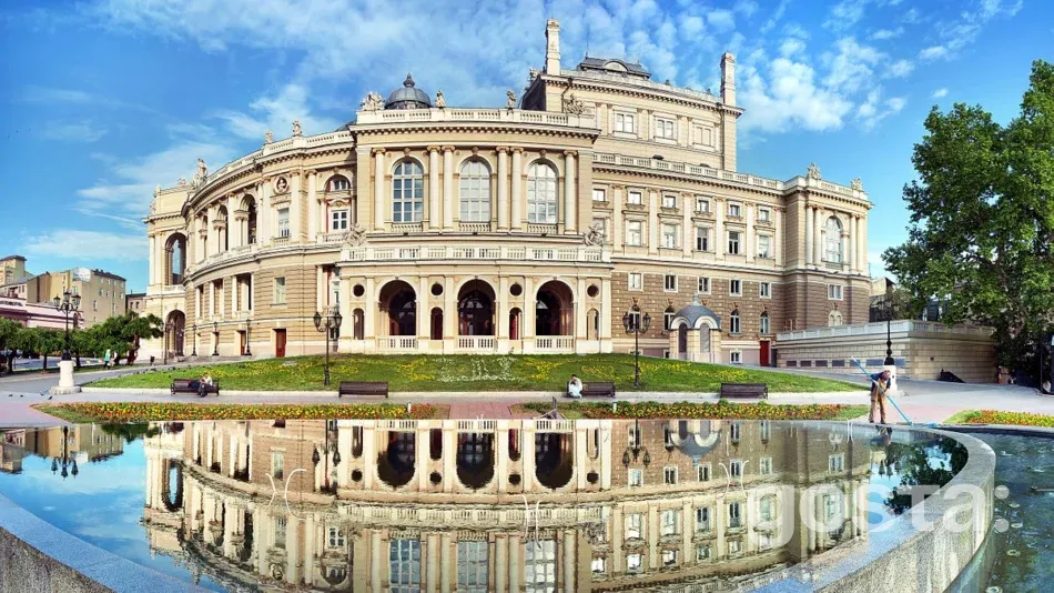 Насолоджуйтесь осінньою атмосферою Одеси з меншою кількістю туристів. Відвідайте Приморський бульвар, Оперний театр та прогуляйтесь уздовж моря.