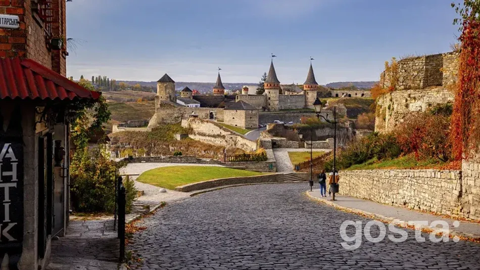 Кам'янець-Подільський восени зачаровує своїми старовинними вулицями та фортецею на фоні золотих листків. Пориньте у середньовічну атмосферу та насолоджуйтесь мальовничими панорамами.