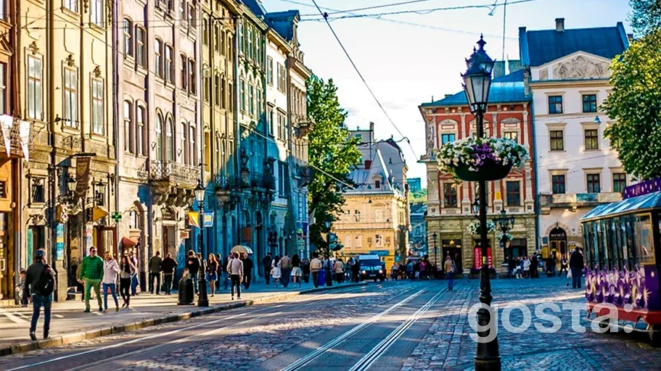 Осінь у Львові – це затишні прогулянки вузькими вуличками, візити до історичних кав’ярень та культурні події. Відчуйте романтику осіннього Львова та його неповторну атмосферу.