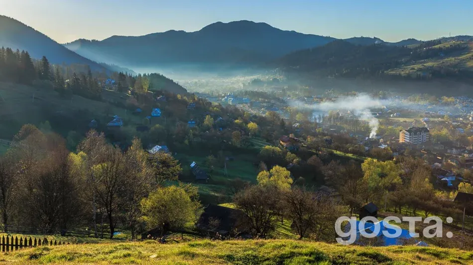 Відкрийте для себе чарівні пейзажі осені в Україні. Карпати, Львів, Кам'янець-Подільський, Умань, Чернівці та Одеса чекають на вас з неперевершеними краєвидами та культурними пам'ятками.