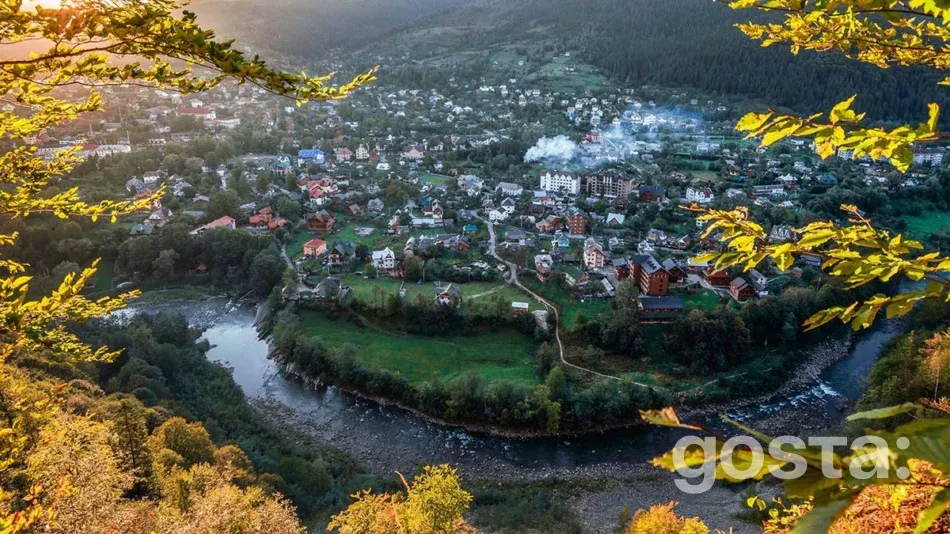 Верховина - для незабутнього осіннього відпочинку серед мальовничих гір та лісів.