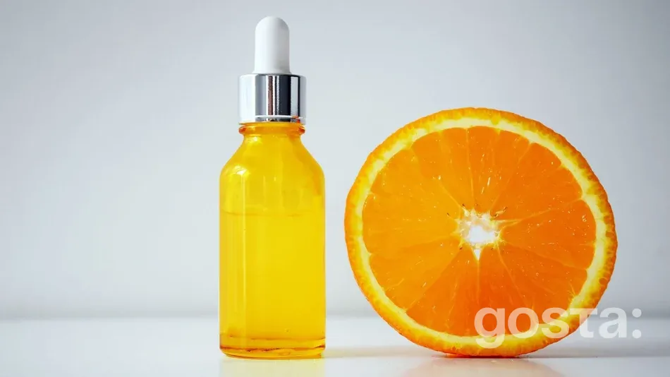 Вітамін С або аскорбінова кислота в апельсині і розчині