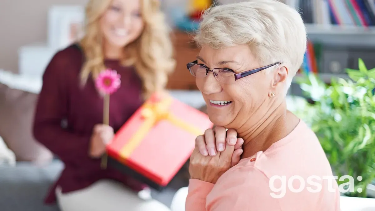 Що подарувати бабусі на день народження: 25+ ідей