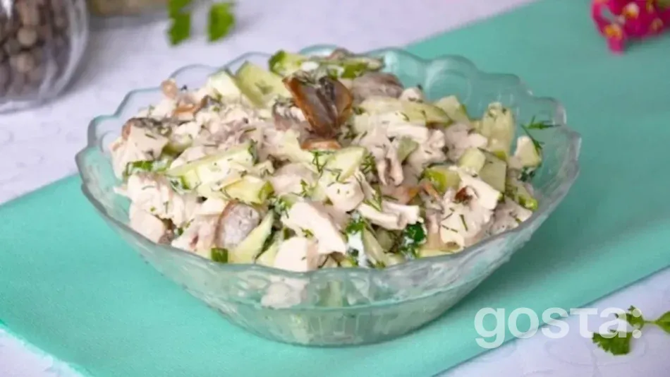 Ситний салат з пекінської капусти з грибами