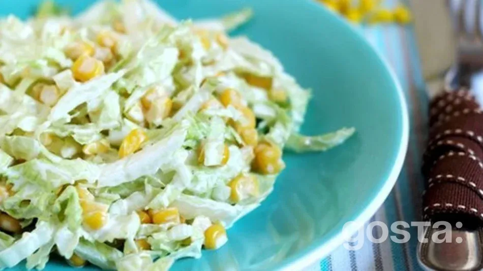 Салат з пекінської капусти з куркою та кукурудзою, на кожен день