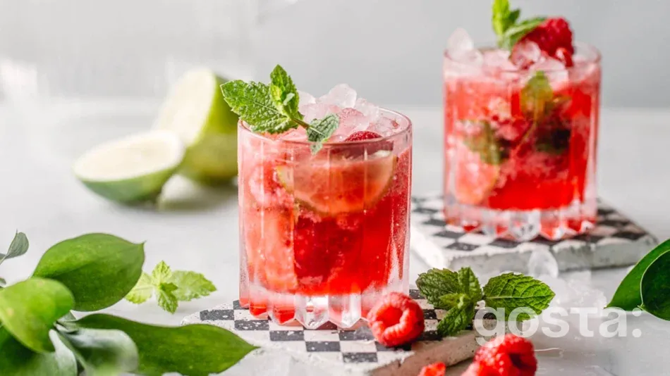 Non-alcoholic mojito recipe with berries