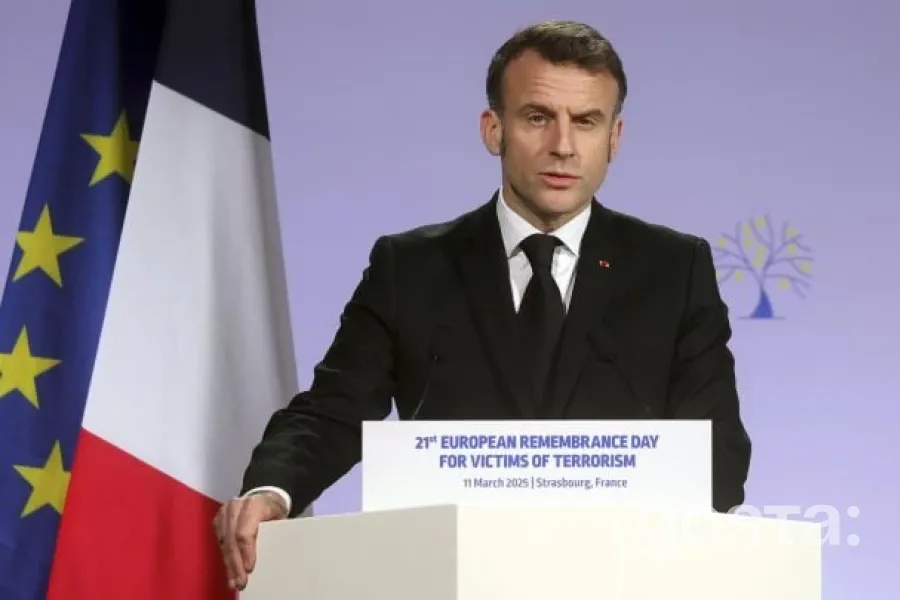 Макрон закликає до стратегічної невизначеності у постачанні зброї Україні