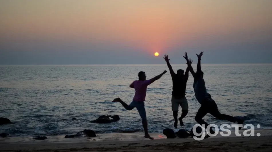 Мандрівники з валізами в аеропорту, готові до відпочинку по гарячому туру