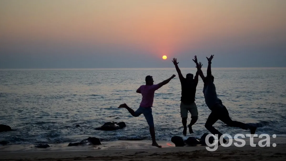 Мандрівники з валізами в аеропорту, готові до відпочинку по гарячому туру