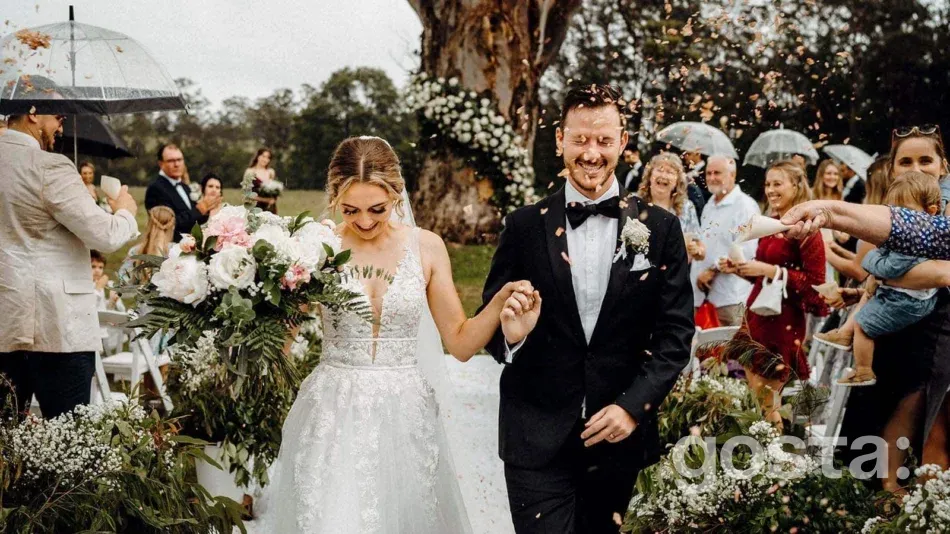 What to give friends on their wedding day?