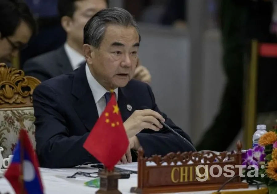 Мирні переговори між Україною та Росією на вирішальному етапі: заява Ван Ї