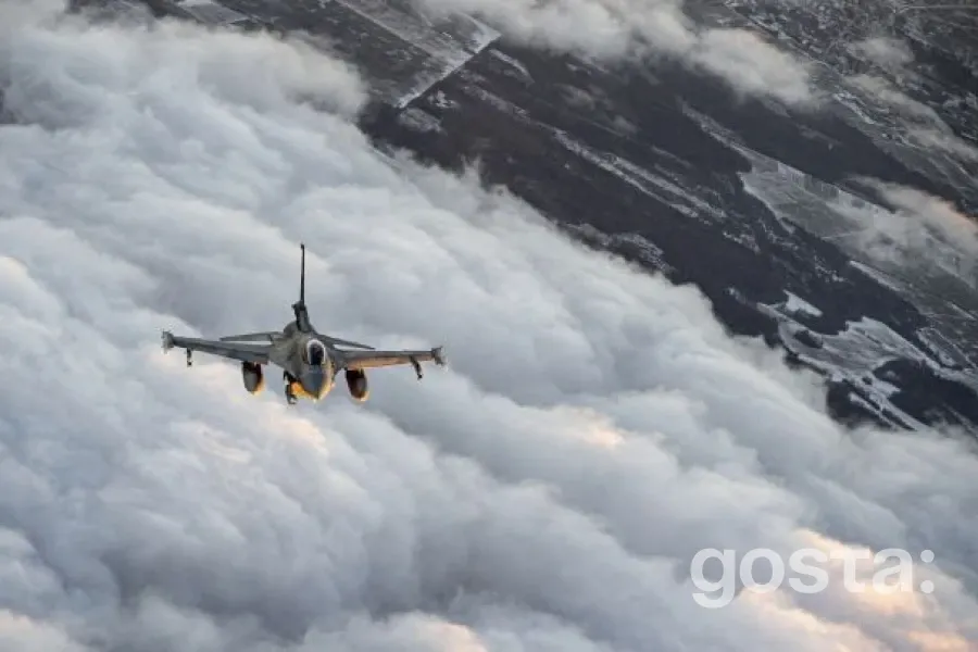 НАТО обговорює нові правила для збивання російських літаків-порушників