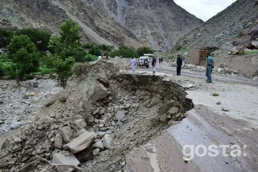 Рятувальники намагаються виявити постраждалих під завалами