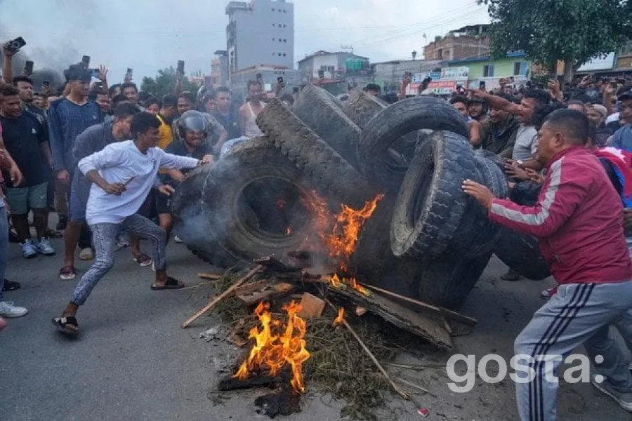 Уряд Непалу пішов у відставку після кривавих сутичок та протестів