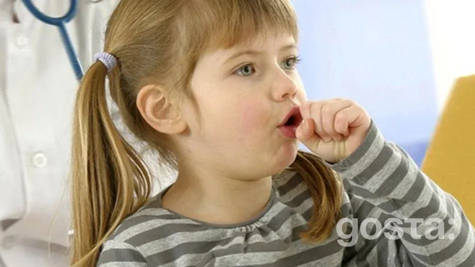 дитина з приступом кашлю