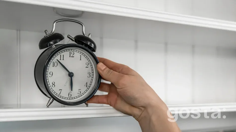 Коли треба переводити годинники в Україні восени та навесні