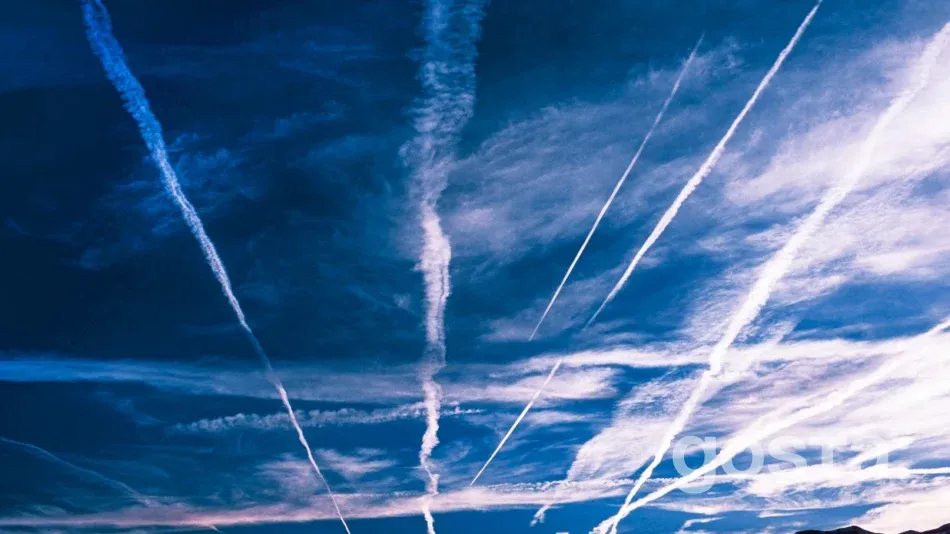 Контрейли авіації під прицілом: геостаціонарні супутники «втрачають» до 80% слідів – як MIT пропонує змінити підхід