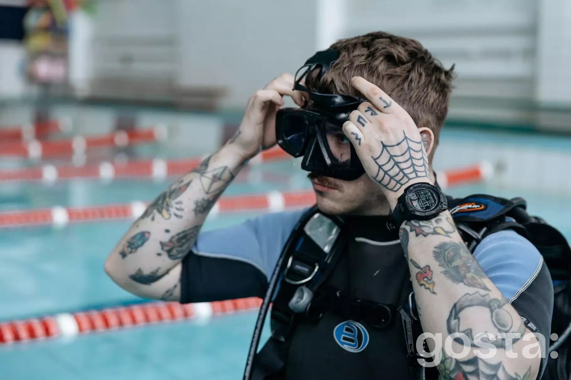 Чоловік у дайверському спорядженні готується до занурення в басейні для реабілітації ветеранів у системі МВС.