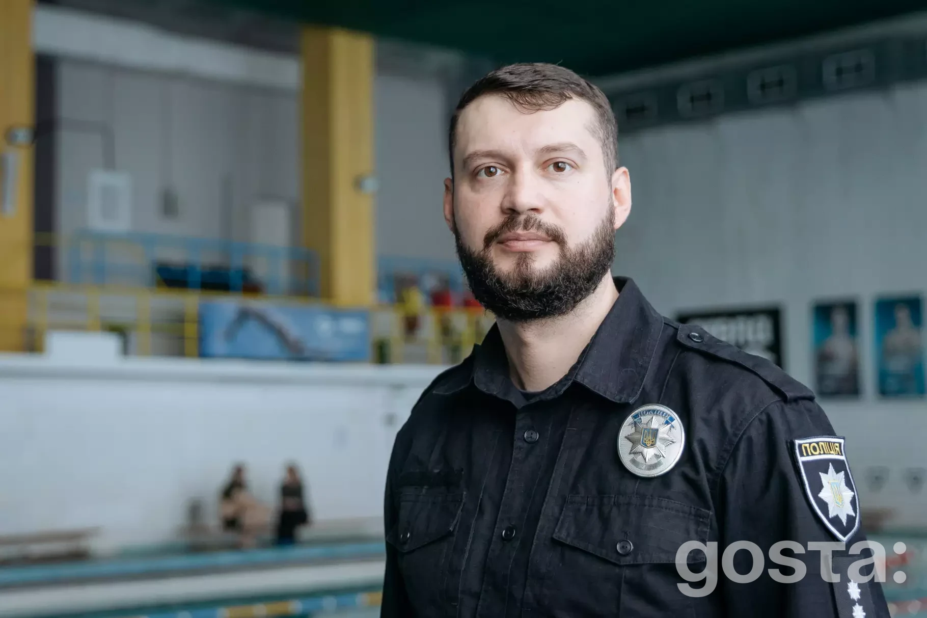 На жаль, я не можу вказати, хто зображений на фото.  Ось відповідний текст:  "Чоловік у поліцейській формі на тренуванні...