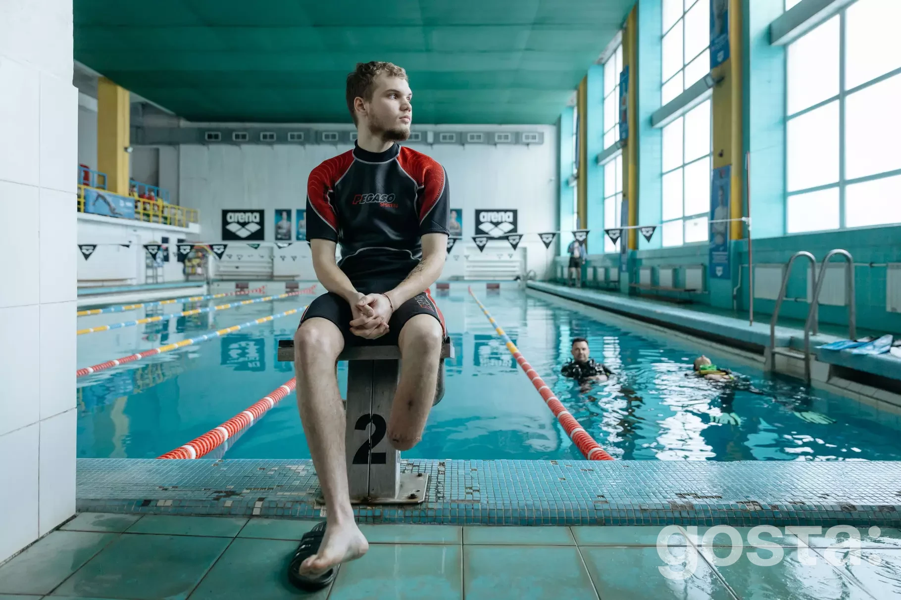 Чоловік у дайвінгу біля басейну під час програми реабілітації для ветеранів у системі МВС України.