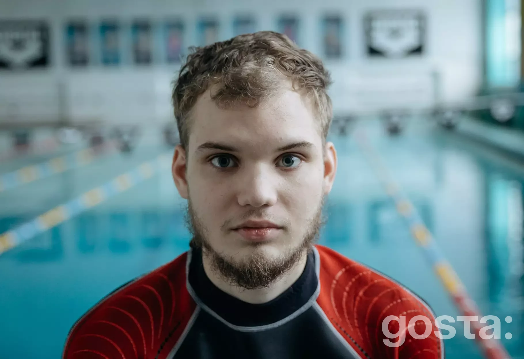 Чоловік у гідрокостюмі для дайвінгу на фоні басейну, частина реабілітаційної програми для ветеранів.