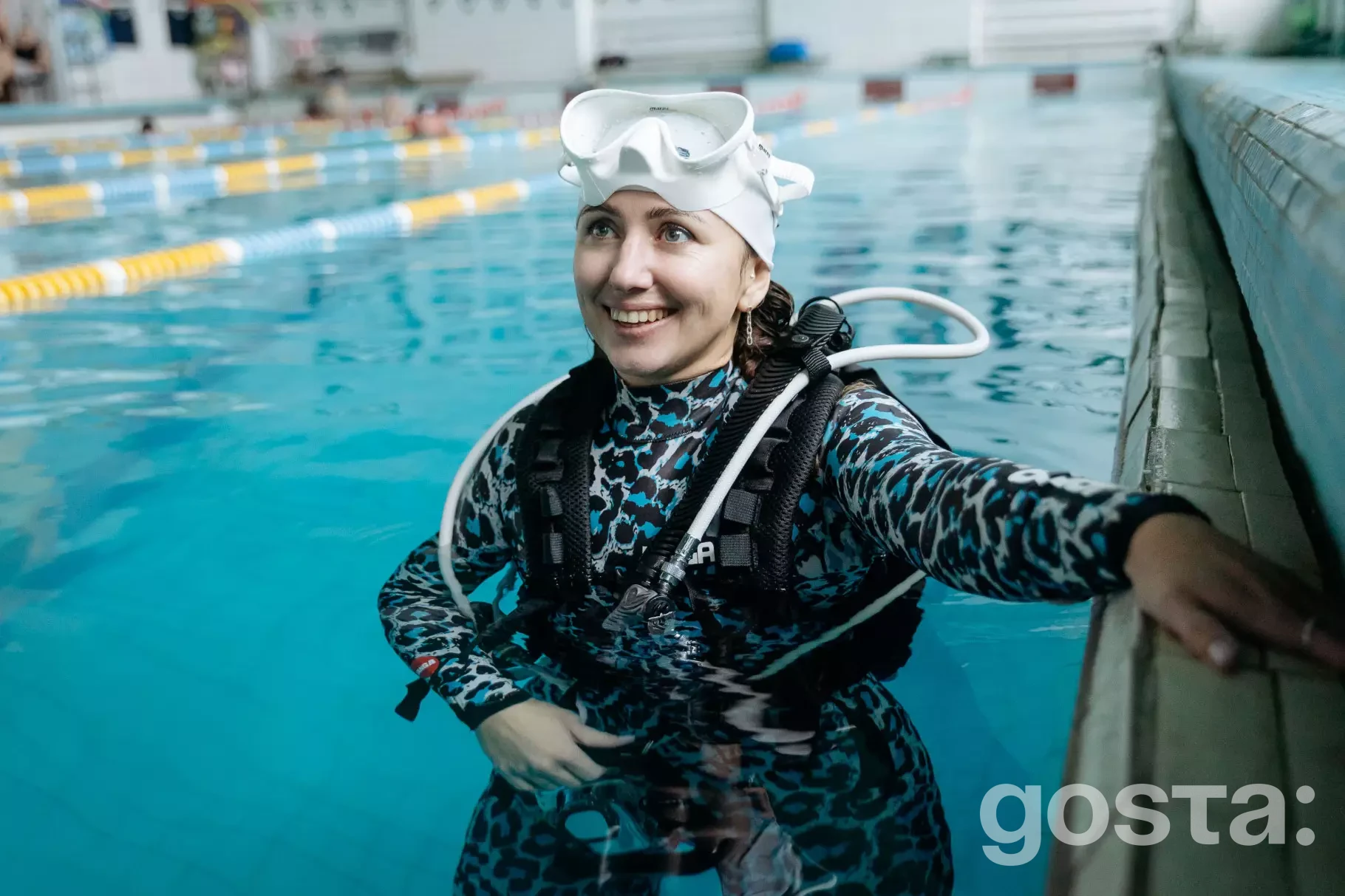 Жінка у дайвінг-костюмі у басейні під час сесії реабілітаційного дайвінгу для ветеранів в Україні.
