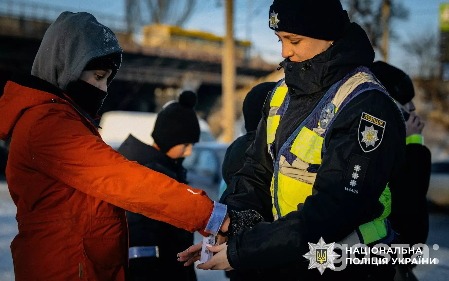 Ювенальні поліцейські роздають світловідбивальні елементи дітям для безпеки в темноті, Національна поліція України.