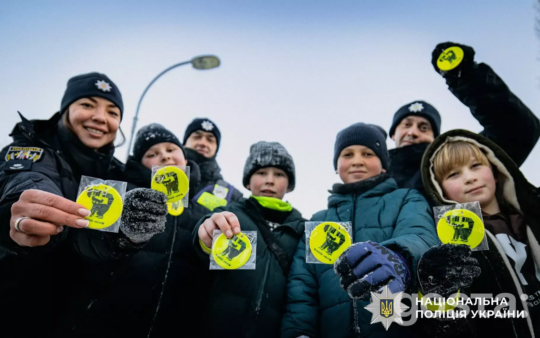 Ювенальні поліцейські роздають світловідбивальні елементи дітям для підвищення безпеки на вулицях Києва.
