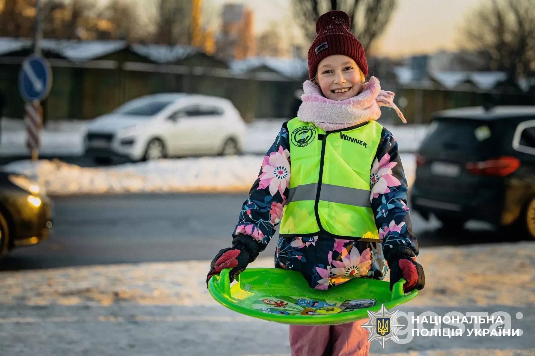 Ювенальні поліцейські навчають дітей безпеці з використанням світловідбивальних жилетів під час зимових канікул у Києві.