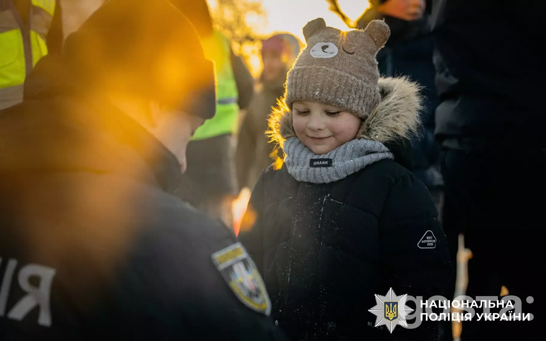 Ювенальні поліцейські проводять заходи з безпеки, роздають світловідбивальні елементи дітям у зимовий період.