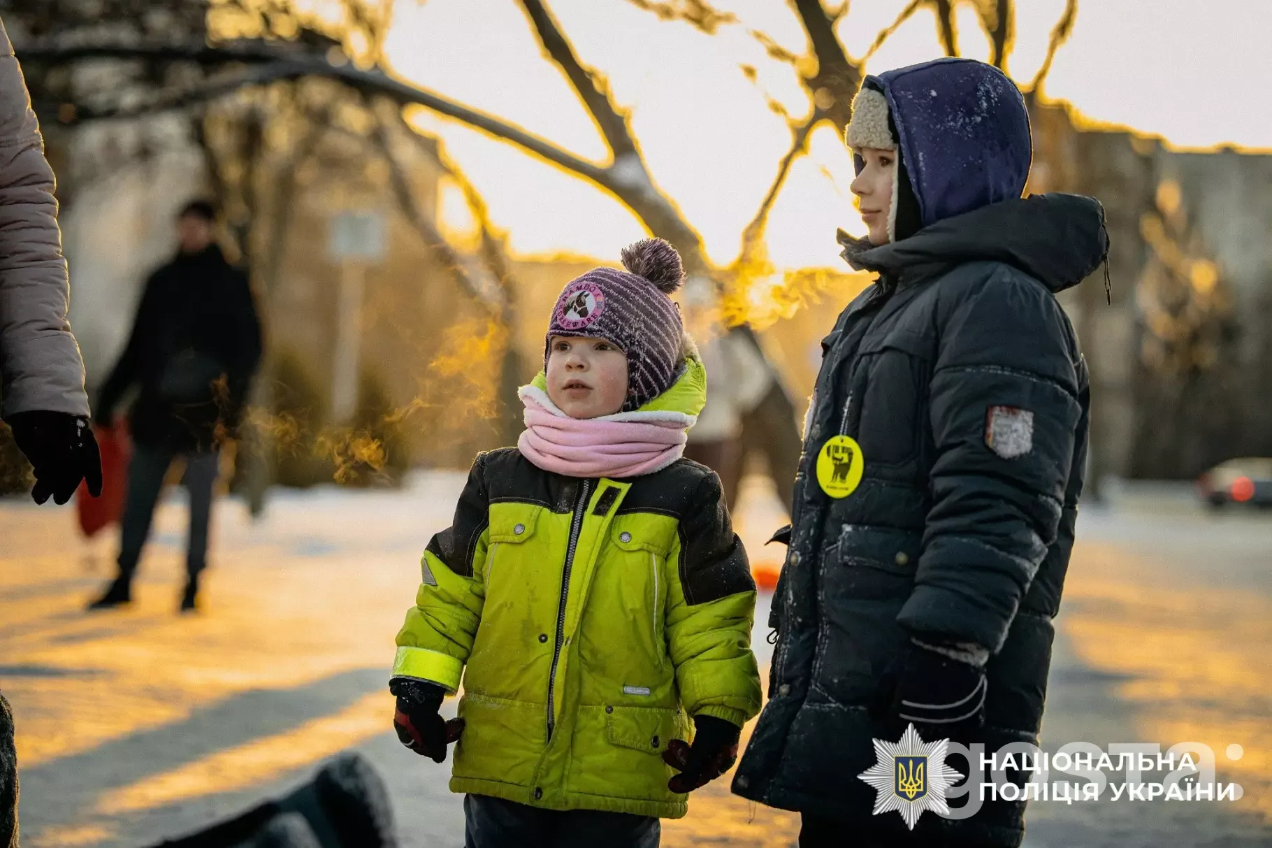Ювенальні поліцейські навчають дітей безпеки, роздають світловідбивальні елементи; фото Національної поліції України.