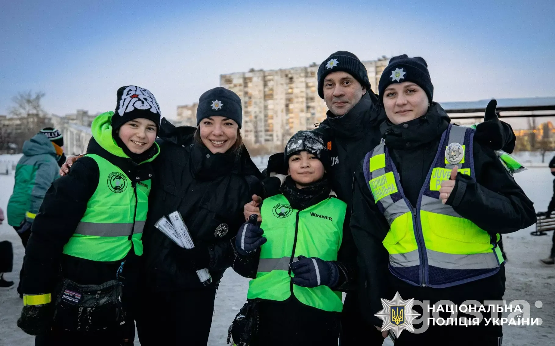 Ювенальні поліцейські Києва роздають світловідбивальні елементи дітям задля безпеки взимку.