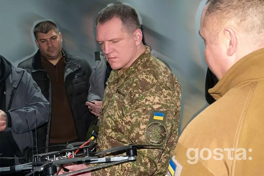 Командувач НГУ оглядає дрон під час візиту на південні напрямки, обговорюючи аеророзвідку та безпеку енергосистеми.