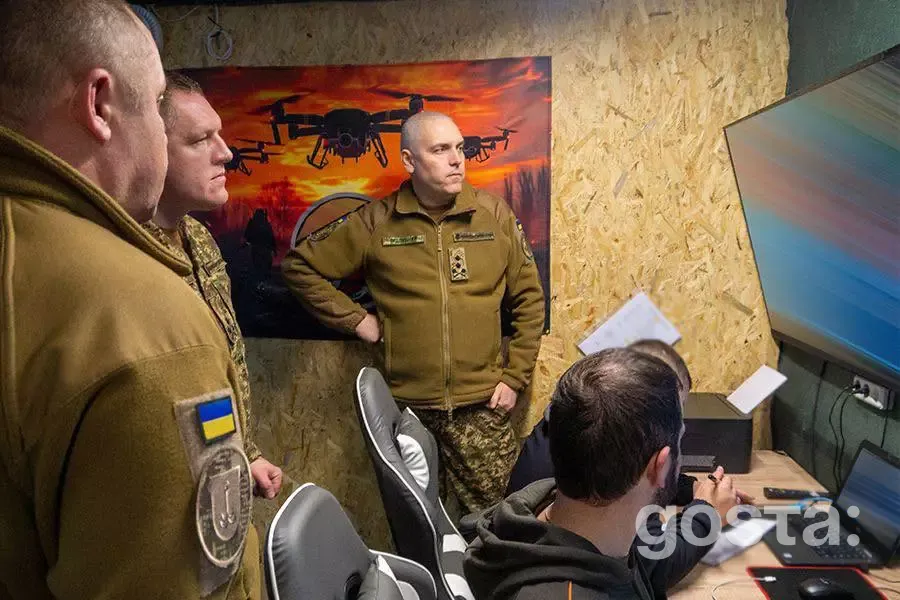 На зображенні командувач НГУ Олександр Півненко відвідує підрозділи, обговорюючи аеророзвідку та протиповітряну оборону.