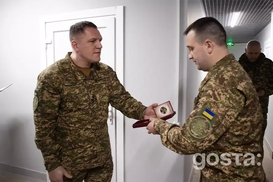 Командувач Нацгвардії України вручає нагороду військовослужбовцю на південному напрямку, січень 2026.