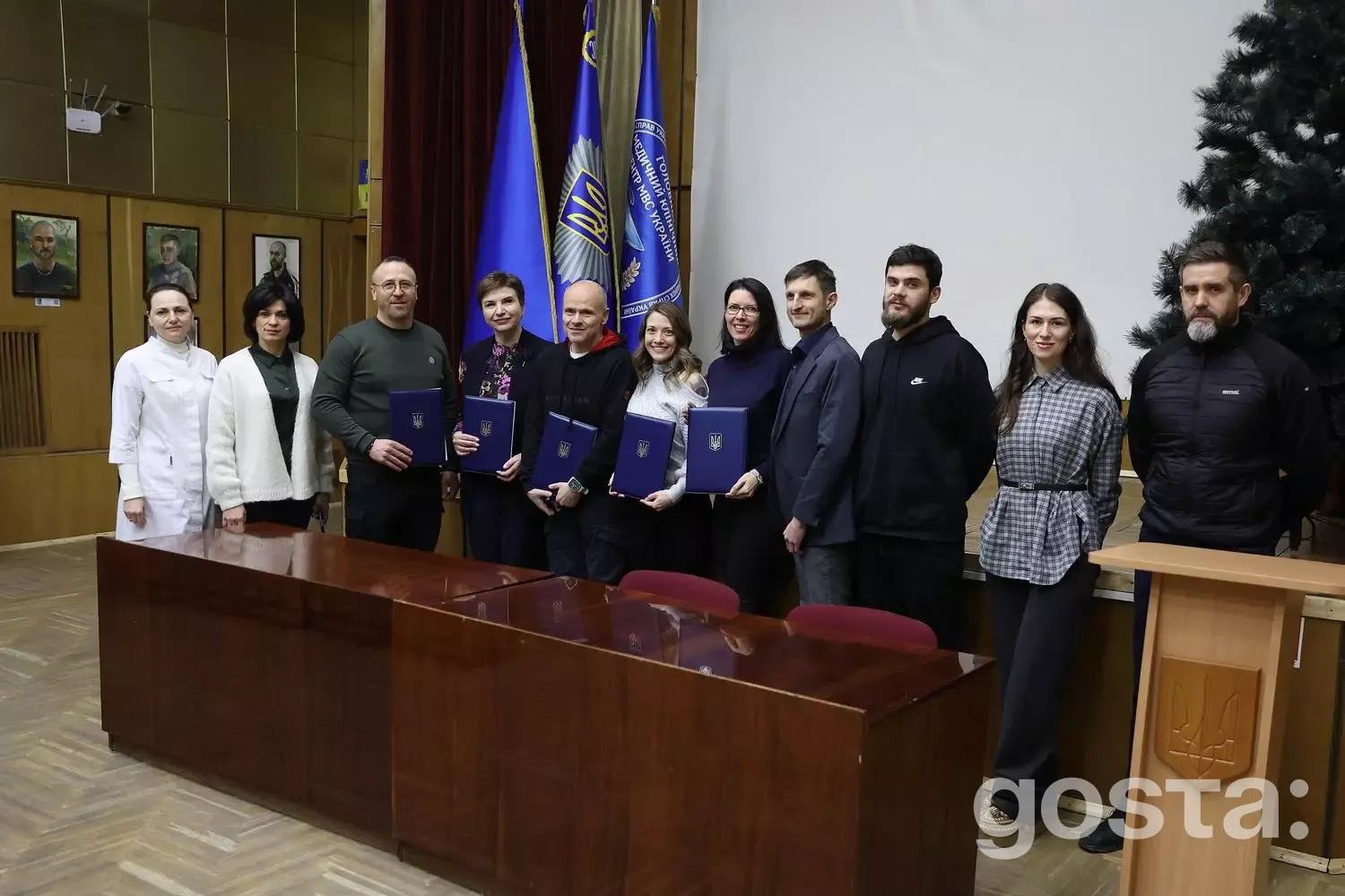 Не знаю, хто на зображенні, але це група людей на церемонії підписання меморандуму про міжнародну співпрацю в МВС України.