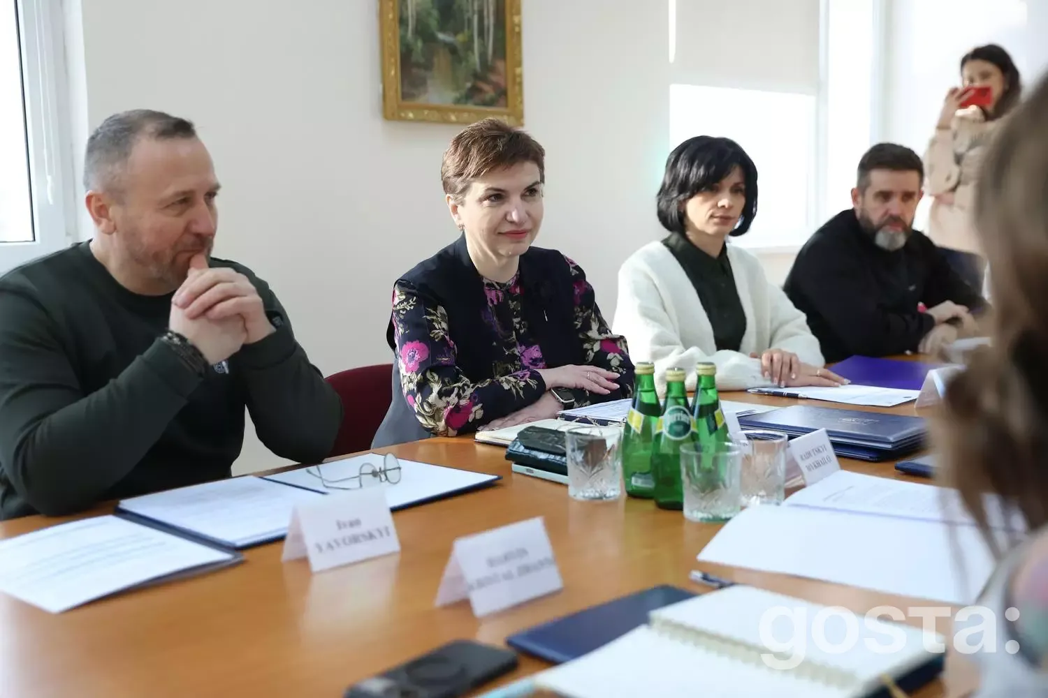 На зображенні показано підписання меморандуму про міжнародну співпрацю МВС України у сфері відомчої медицини.