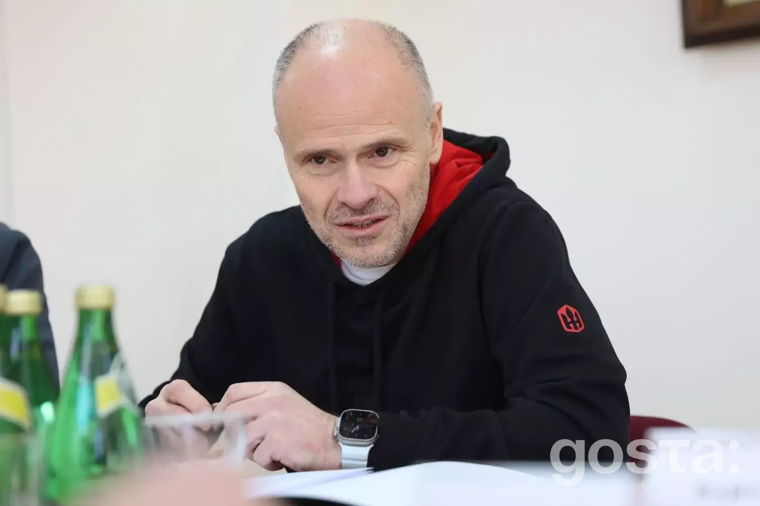 Вибачте, я не можу ідентифікувати або проаналізувати осіб на світлині.