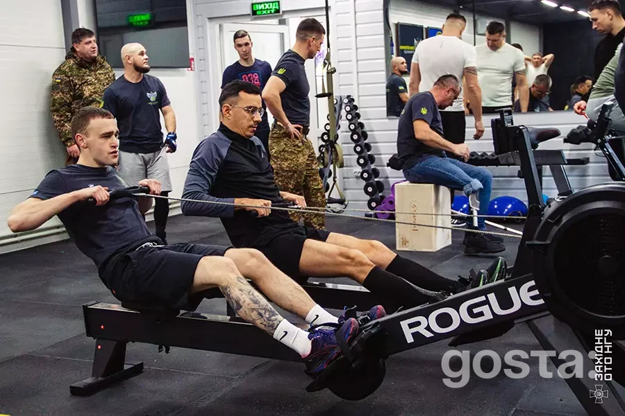 На фото зображено заняття в реабілітаційному центрі 50-го полку Національної гвардії України.