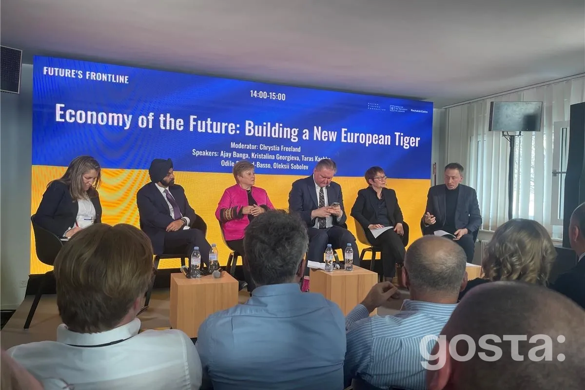 Учасники високорівневої дискусії у Давосі на World Economic Forum 2026 обговорюють економічний розвиток України.