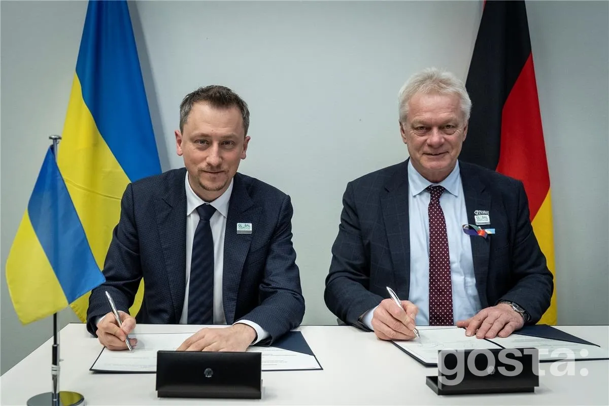 Двоє чоловіків підписують спільну угоду у сфері лісового господарства між Україною та Німеччиною на Зеленому тижні в Берліні.