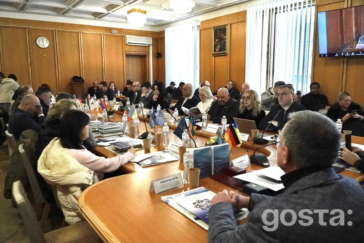 Учасники конференції за круглим столом обговорюють національну ідентичність України, День Соборності, 2025.