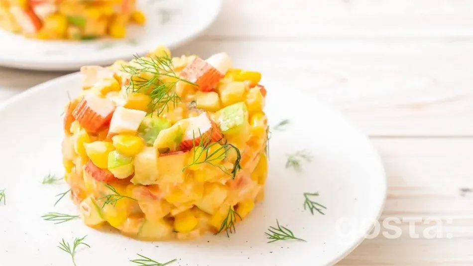 Салати з крабовими паличками і ананасами