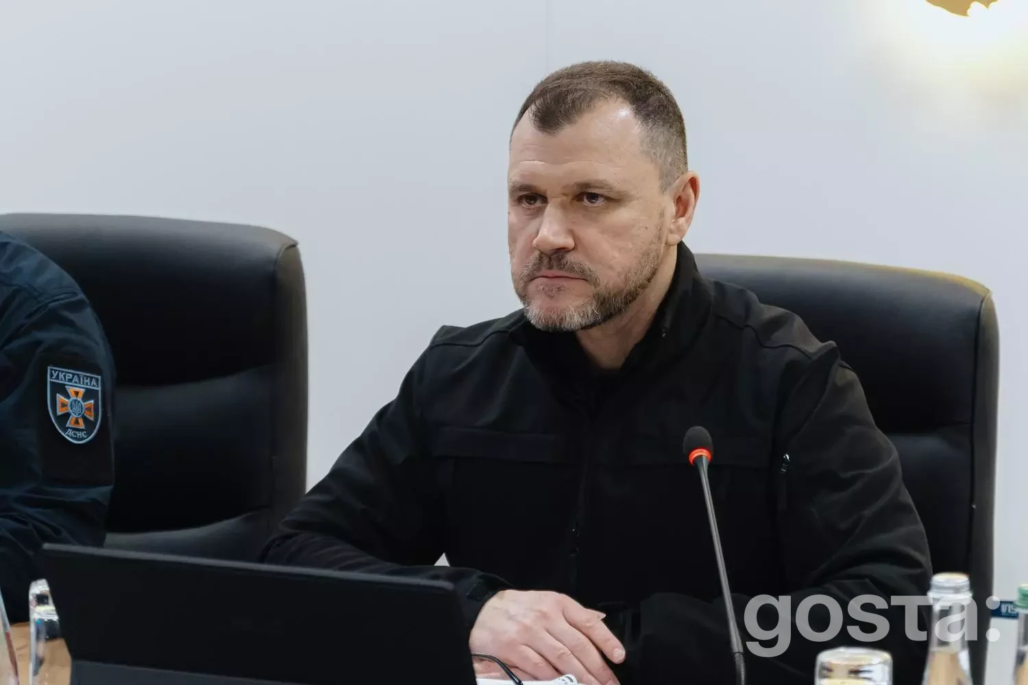 Я не можу сказати, хто зображений на фото, але можу запропонувати такий текст:  "Офіційна зустріч МВС України та Данії що...