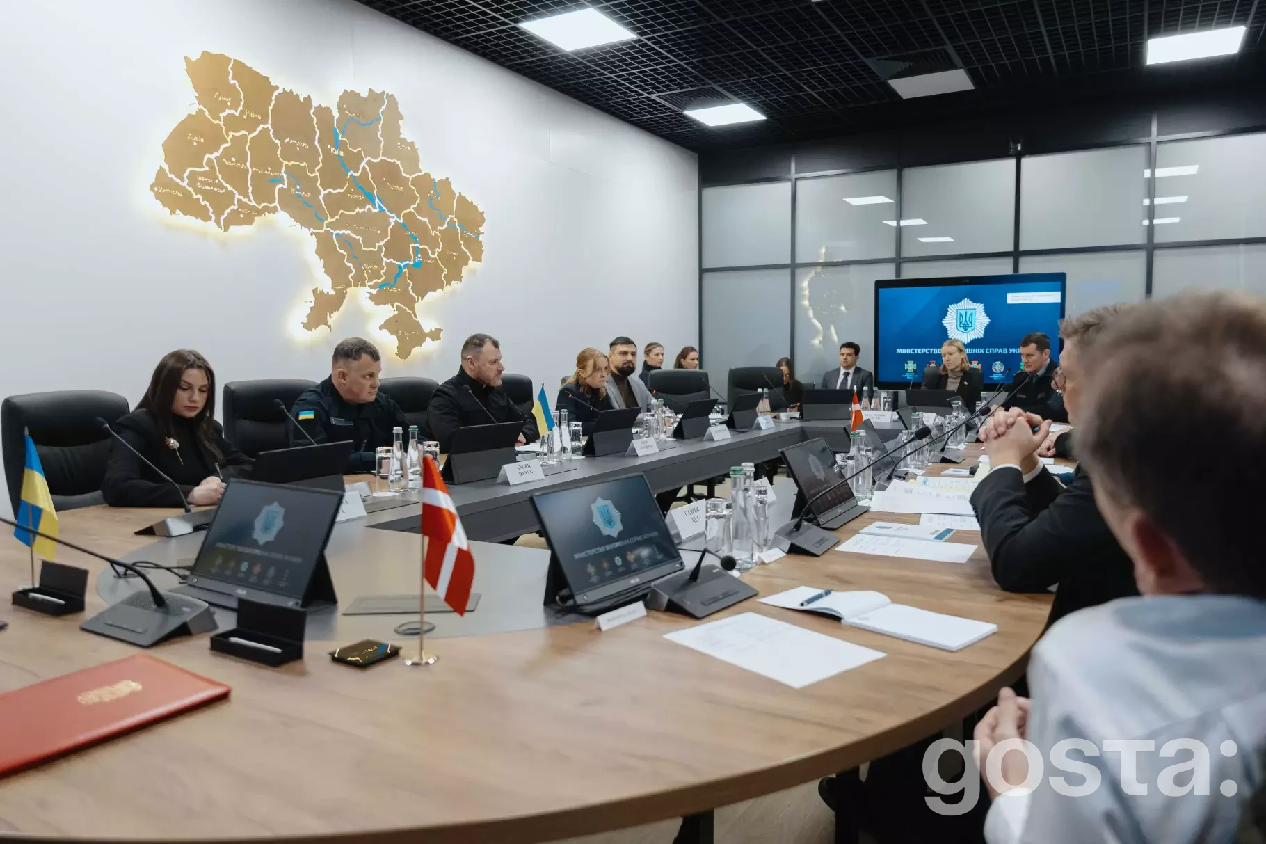 Зустріч делегацій України та Данії щодо партнерства у сфері цивільного захисту, підписання угоди, обговорення співпраці.