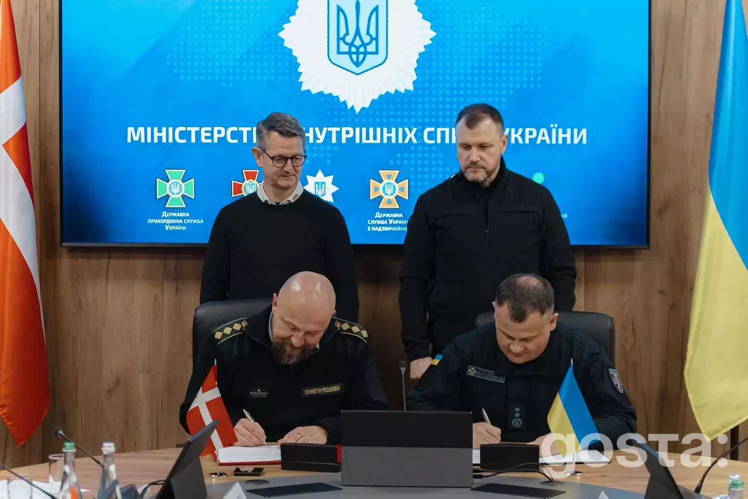 На зображенні відображено підписання угоди між ДСНС України та Данським агентством з надзвичайних ситуацій.